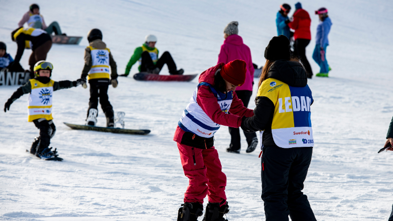 Barn och ungdomar prövade snowboard för första gången under Big Day Out. Foto: Anders Neuman.