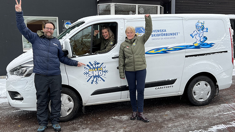 Fredrik Blank, Susanne Ripa och Katarina Fahlén vid Alla på snö-bilen. Foto: SSF